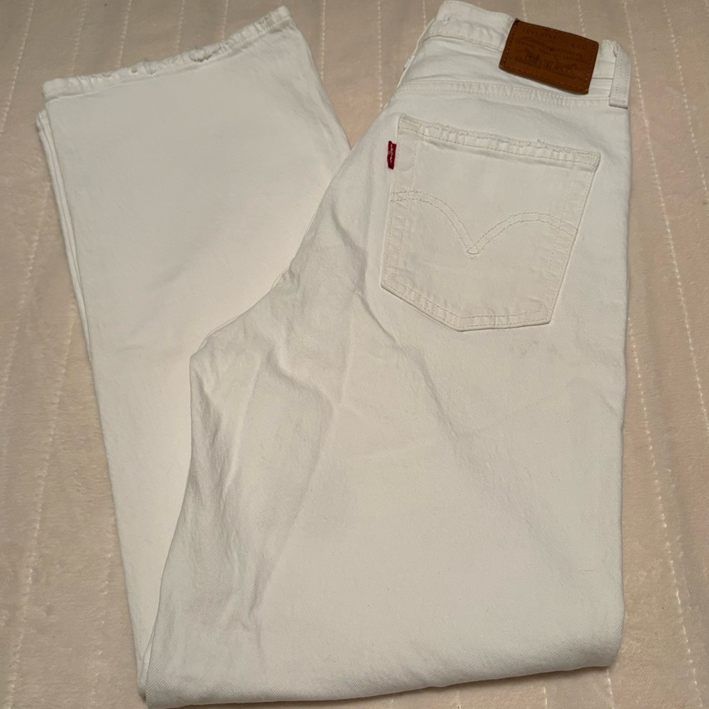 Levi’s Ribcage Straight Ankle Jeans in White
